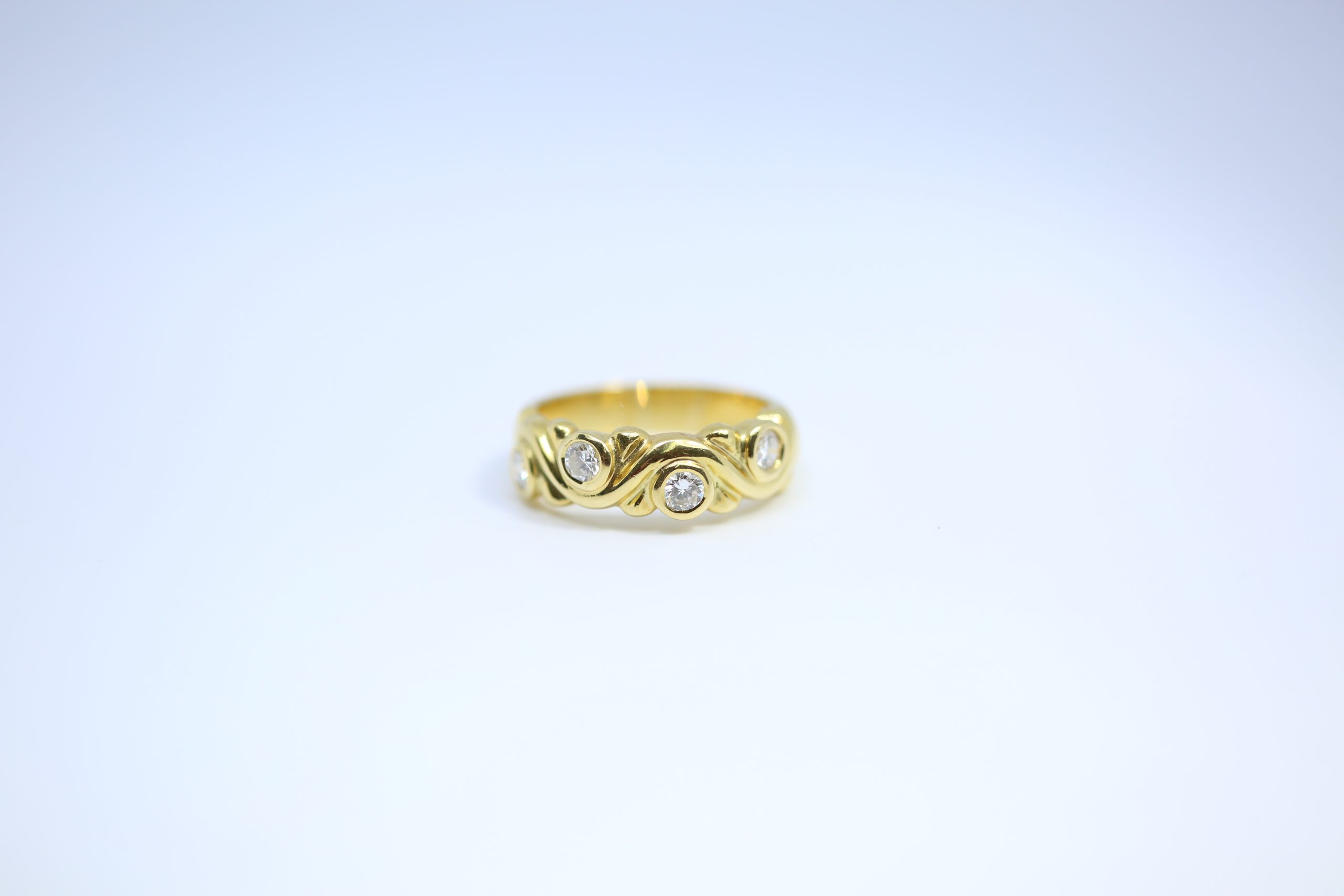 Alianza oro 18 kilates con diamantes