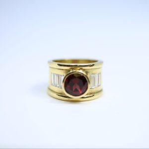 Sortija oro 18 k con rubí y diamantes talla baguette