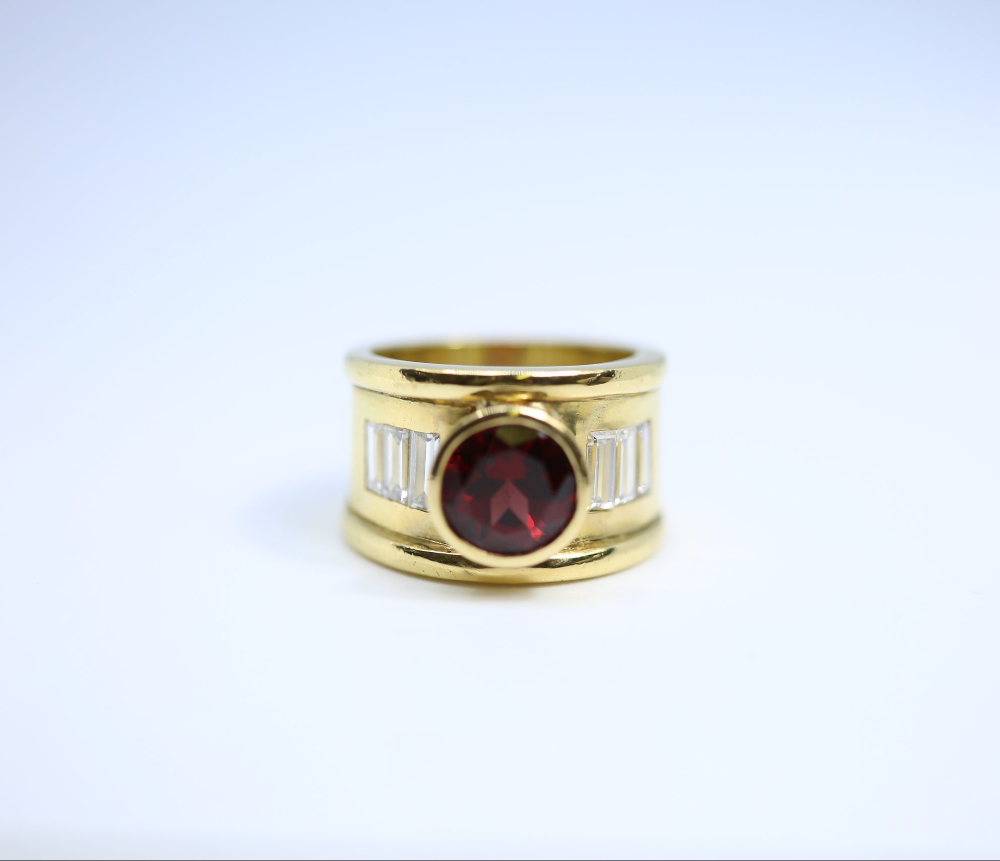 Sortija oro 18 k con rubí y diamantes talla baguette