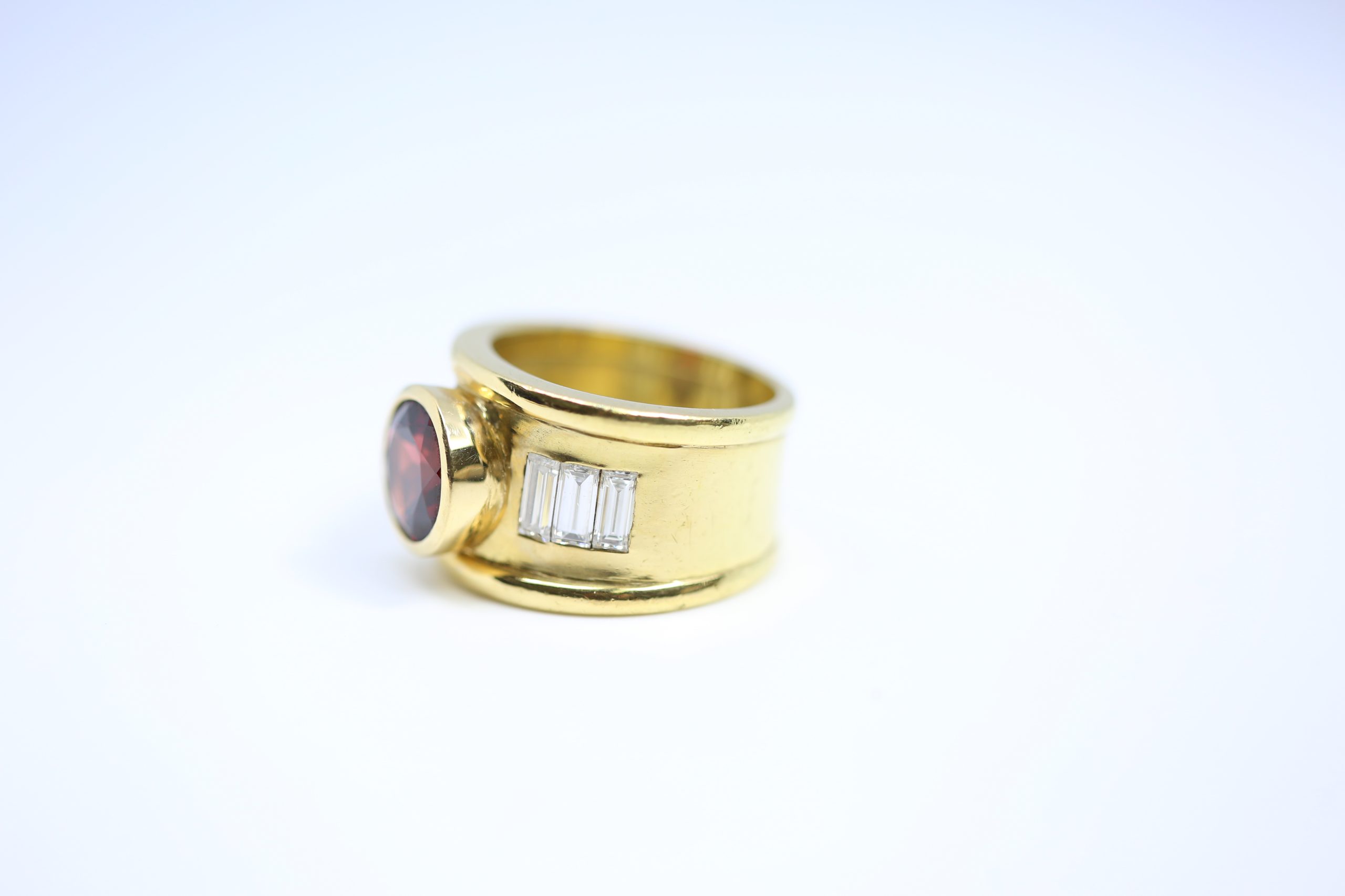 Sortija oro 18 k con rubí y diamantes talla baguette - Imagen 6