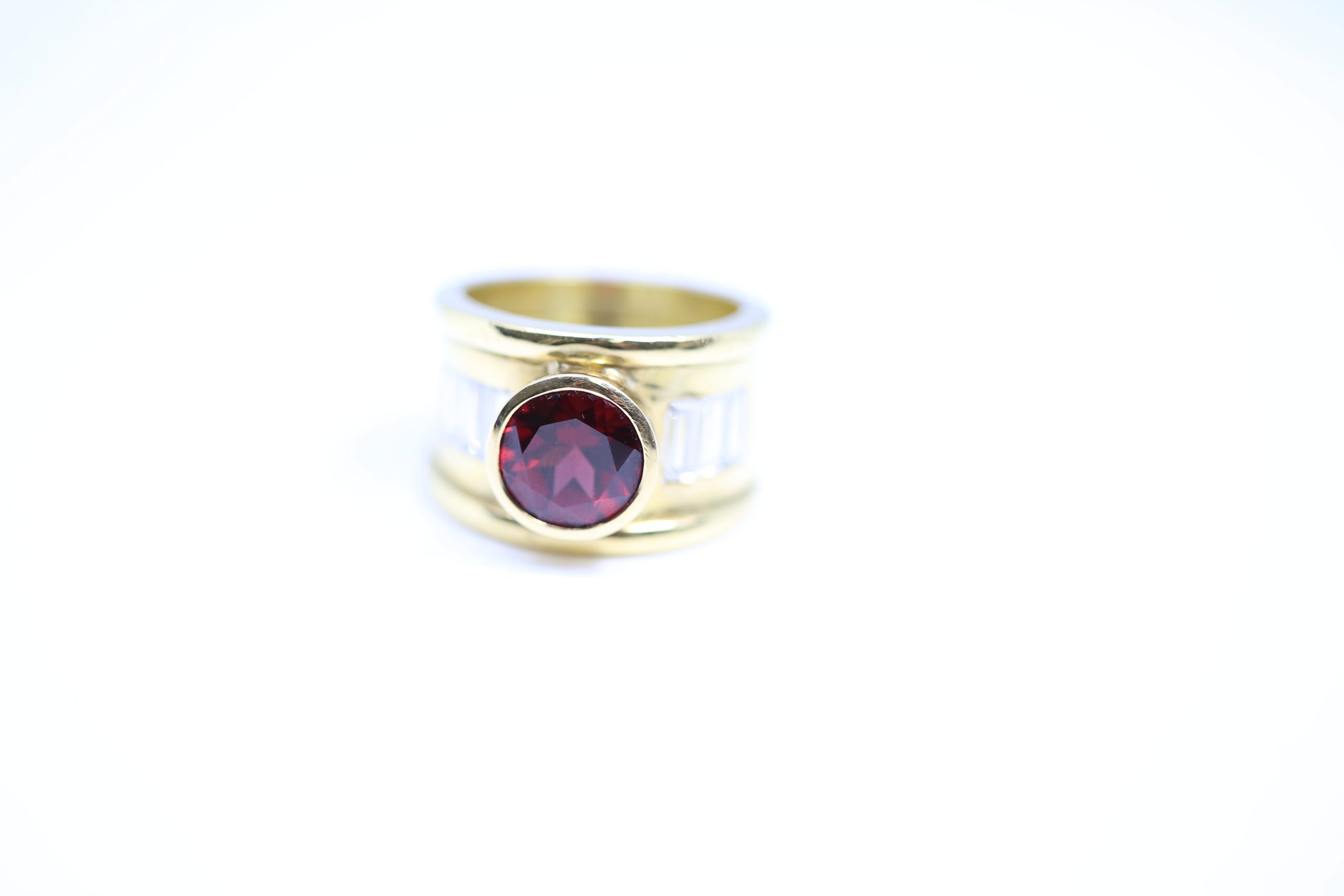 Sortija oro 18 k con rubí y diamantes talla baguette - Imagen 4