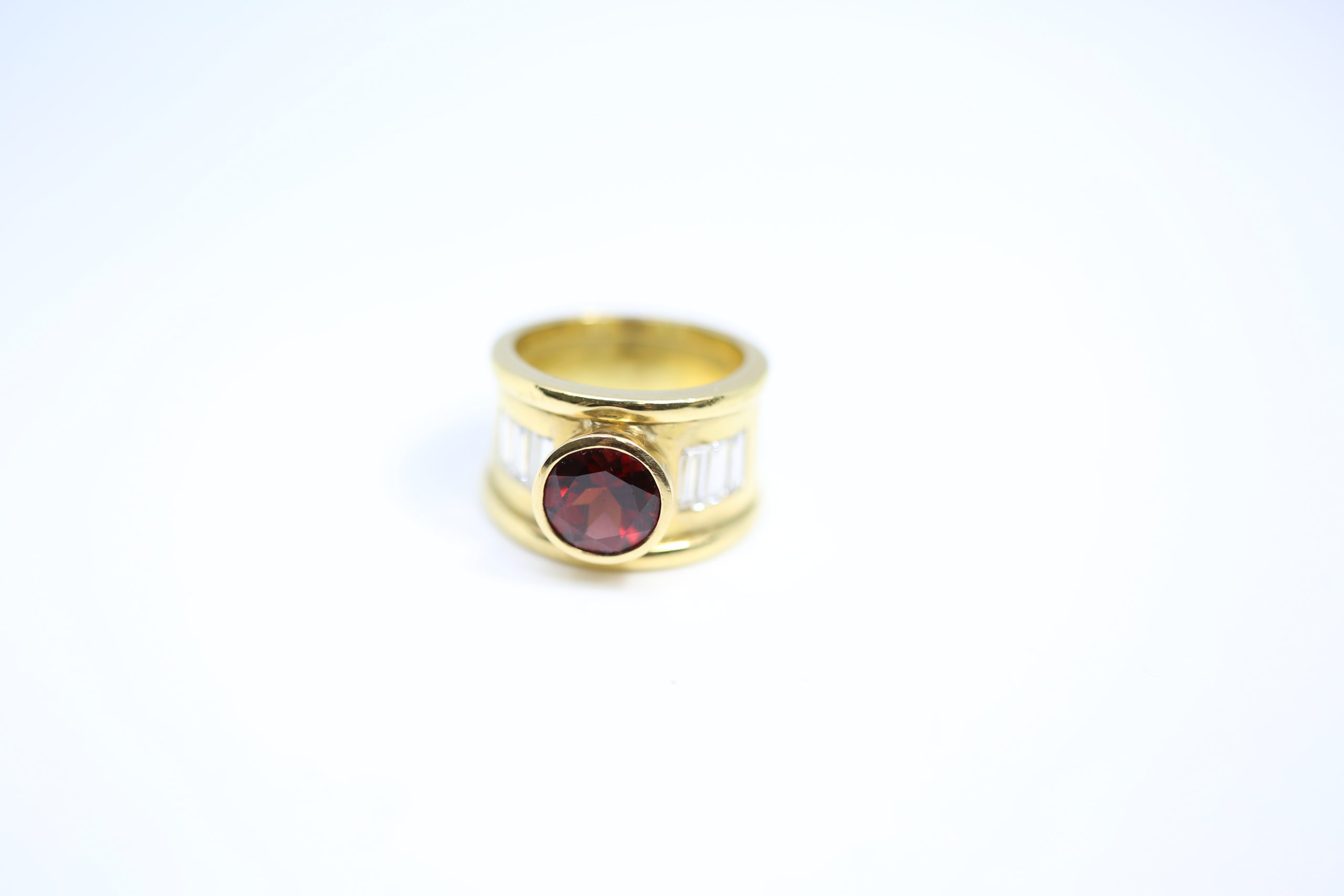 Sortija oro 18 k con rubí y diamantes talla baguette - Imagen 2
