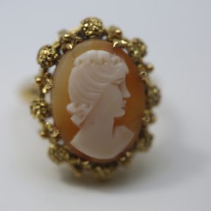 Sortija oro 18 kilates camafeo